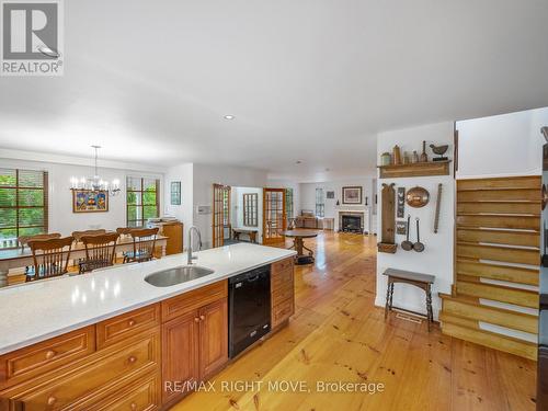7135 Pond Street, Mississauga, ON - Indoor Photo Showing Kitchen