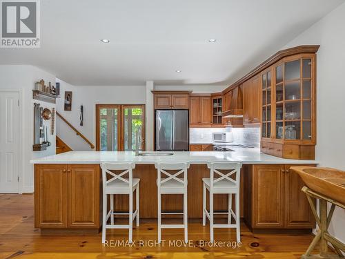7135 Pond Street, Mississauga, ON - Indoor Photo Showing Kitchen