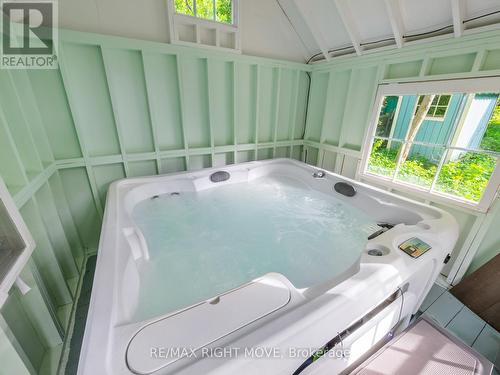 7135 Pond Street, Mississauga, ON - Indoor Photo Showing Bathroom