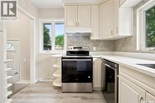 2819 Montreal Crescent, Regina, SK - Indoor Photo Showing Kitchen