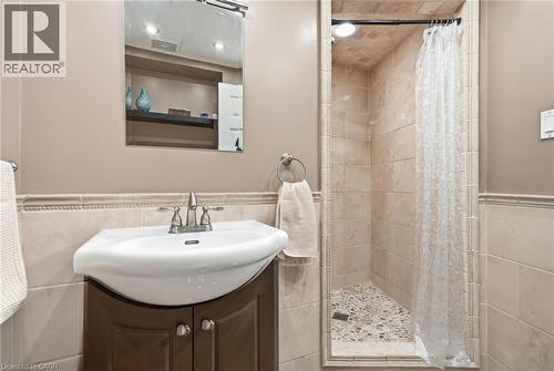 49 Markson Crescent, Hamilton, ON - Indoor Photo Showing Bathroom