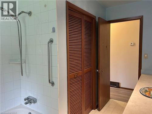 90 Queensway E, Simcoe, ON - Indoor Photo Showing Bathroom