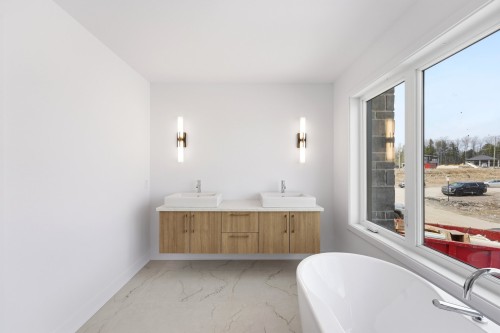 Salle de bains - Rue Des Cèdres, L'Assomption, QC - Indoor Photo Showing Bathroom