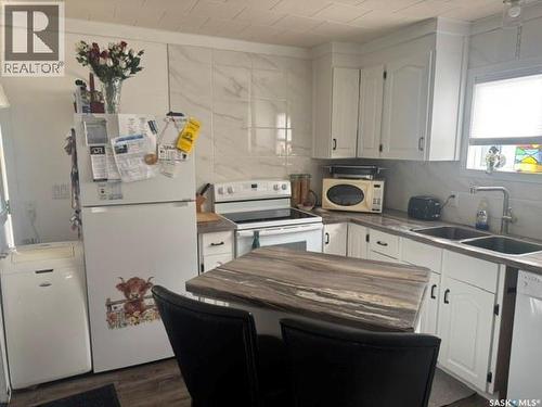 332 Mariner Avenue, Aquadeo, SK - Indoor Photo Showing Kitchen With Double Sink