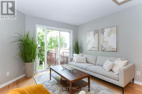 158 Forward Avenue, Ottawa, ON - Indoor Photo Showing Living Room