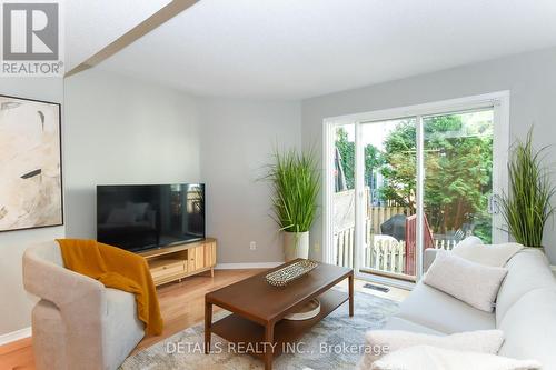 158 Forward Avenue, Ottawa, ON - Indoor Photo Showing Living Room
