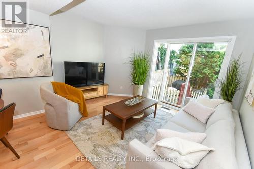 158 Forward Avenue, Ottawa, ON - Indoor Photo Showing Living Room
