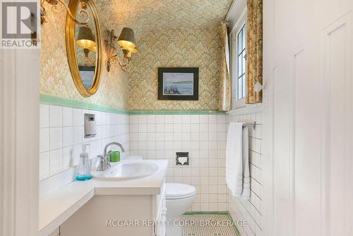 Classic powder room - 39 Yates Street, St. Catharines (Downtown), ON - Indoor Photo Showing Bathroom