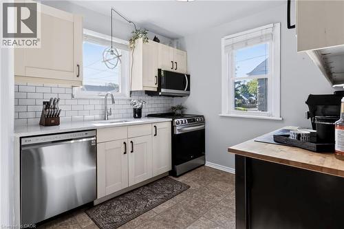 164 Charlotte Street, Hamilton, ON - Indoor Photo Showing Kitchen