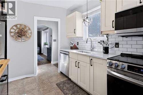 164 Charlotte Street, Hamilton, ON - Indoor Photo Showing Kitchen