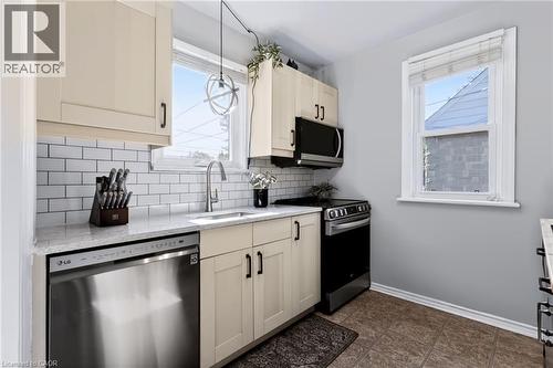 164 Charlotte Street, Hamilton, ON - Indoor Photo Showing Kitchen