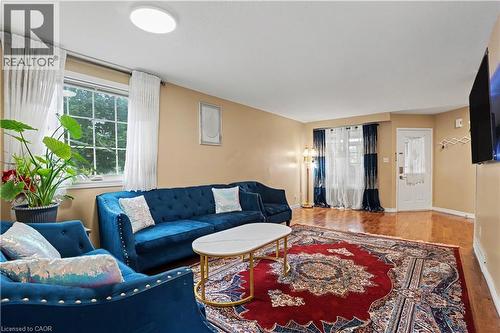 332 Brembel Crescent, Kitchener, ON - Indoor Photo Showing Living Room