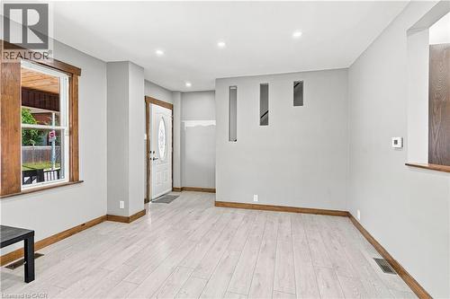 570 Cannon Street E, Hamilton, ON - Indoor Photo Showing Other Room