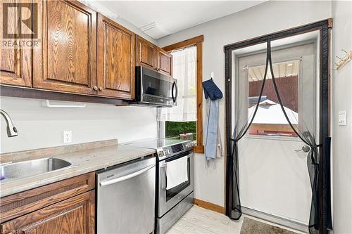 570 Cannon Street E, Hamilton, ON - Indoor Photo Showing Kitchen