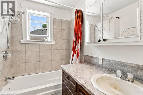 570 Cannon Street E, Hamilton, ON - Indoor Photo Showing Bathroom