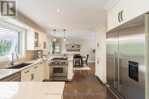 13 Kidd'S Lane, Innisfil, ON - Indoor Photo Showing Kitchen With Upgraded Kitchen