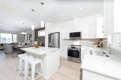 81 Ken Oblik Drive, Winnipeg, MB - Indoor Photo Showing Kitchen With Double Sink With Upgraded Kitchen