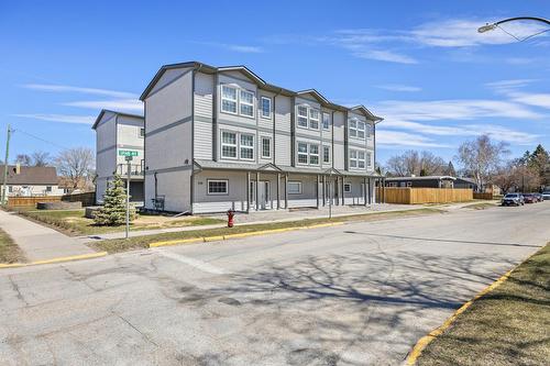 210 Main St, Selkirk, MB - Outdoor