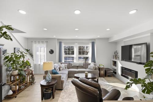 210 Main St, Selkirk, MB - Indoor Photo Showing Living Room With Fireplace