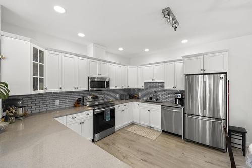 210 Main St, Selkirk, MB - Indoor Photo Showing Kitchen With Stainless Steel Kitchen