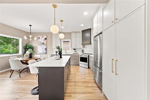72 Michaud Crescent, Winnipeg, MB - Indoor Photo Showing Kitchen With Upgraded Kitchen