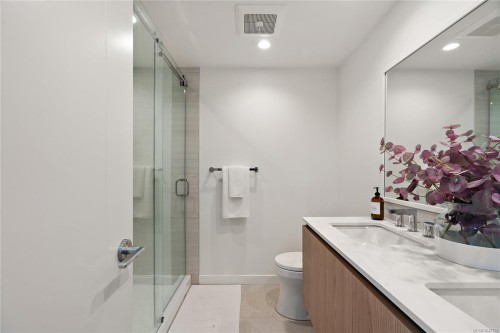 #222-2000 Hannington Rd, Langford, BC - Indoor Photo Showing Bathroom