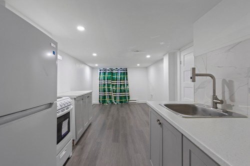 Vue d'ensemble - B-3880 Rue Mackenzie, Montréal (Côte-Des-Neiges/Notre-Dame-De-Grâce), QC - Indoor Photo Showing Kitchen
