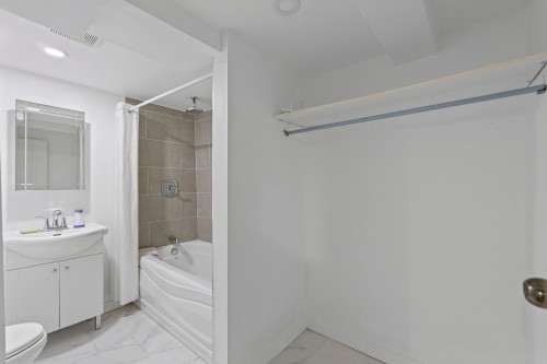 Salle de bains - B-3880 Rue Mackenzie, Montréal (Côte-Des-Neiges/Notre-Dame-De-Grâce), QC - Indoor Photo Showing Bathroom
