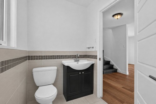 Powder room - 202 Rue Hebert, Dollard-Des-Ormeaux, QC - Indoor Photo Showing Bathroom