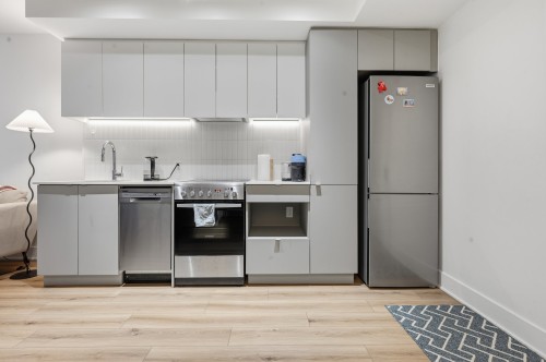 Cuisine - 512-1124 Rue De Bleury, Montréal (Ville-Marie), QC - Indoor Photo Showing Kitchen With Upgraded Kitchen