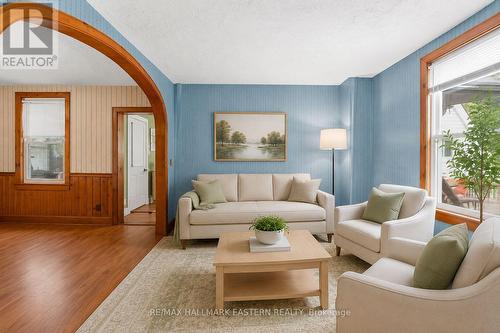2215 David Fife Line, Otonabee-South Monaghan, ON - Indoor Photo Showing Living Room