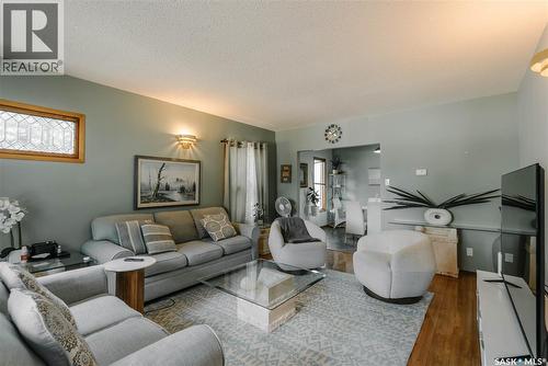 101 106Th Street W, Saskatoon, SK - Indoor Photo Showing Living Room