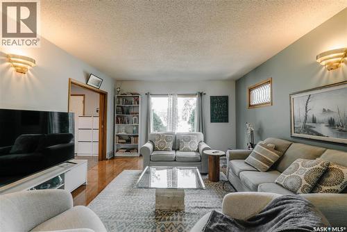 101 106Th Street W, Saskatoon, SK - Indoor Photo Showing Living Room