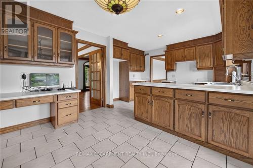 7011 Dickenson Road E, Hamilton, ON - Indoor Photo Showing Kitchen