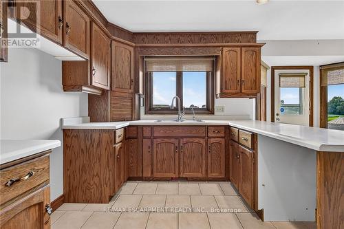 7011 Dickenson Road E, Hamilton, ON - Indoor Photo Showing Kitchen With Double Sink