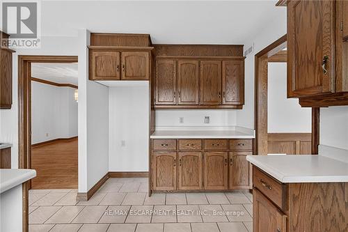 7011 Dickenson Road E, Hamilton, ON - Indoor Photo Showing Kitchen