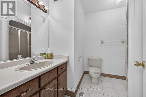 7011 Dickenson Road E, Hamilton, ON - Indoor Photo Showing Bathroom