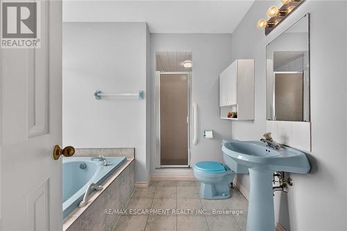 7011 Dickenson Road E, Hamilton, ON - Indoor Photo Showing Bathroom