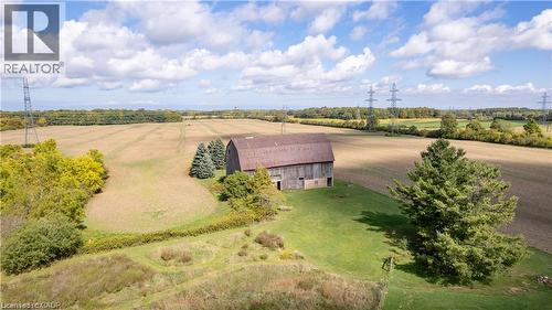 Expansive agricultural fields with a rustic barn structure - 2432 Seburn Road, Fonthill, ON - Outdoor With View