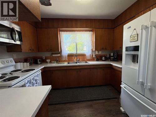 200 3Rd Street Ne, Ituna, SK - Indoor Photo Showing Kitchen With Double Sink