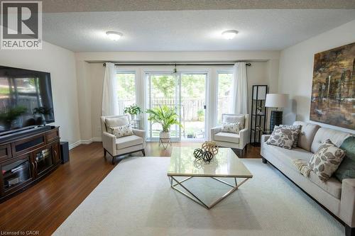 975 Strasburg Road Unit# 3, Kitchener, ON - Indoor Photo Showing Living Room