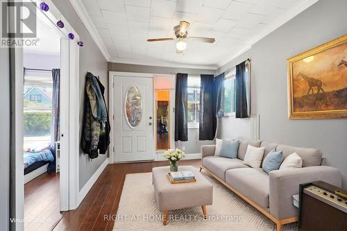 123 Crosthwaite Avenue N, Hamilton, ON - Indoor Photo Showing Living Room