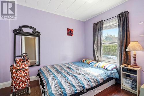 123 Crosthwaite Avenue N, Hamilton, ON - Indoor Photo Showing Bedroom