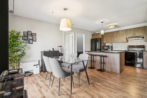 Salle à manger - 23 Av. De Naples, Candiac, QC - Indoor Photo Showing Kitchen With Upgraded Kitchen