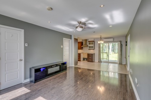 Salon - 2692 Av. Therrien, Mascouche, QC - Indoor Photo Showing Other Room