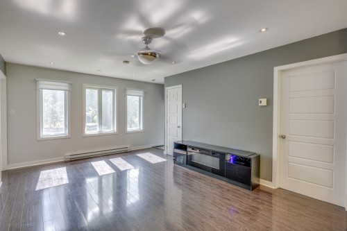 Salon - 2692 Av. Therrien, Mascouche, QC - Indoor Photo Showing Other Room