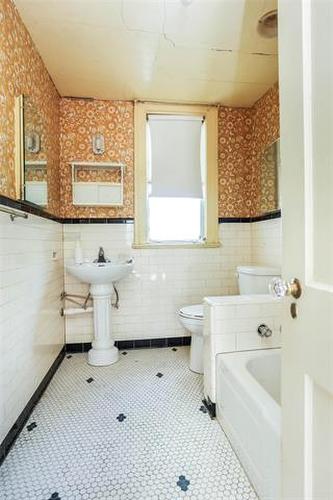 965 Mcmillan Ave, Winnipeg, MB - Indoor Photo Showing Bathroom