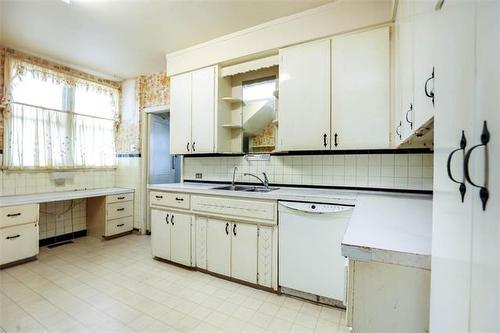 965 Mcmillan Ave, Winnipeg, MB - Indoor Photo Showing Kitchen With Double Sink