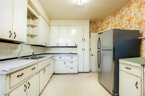 965 Mcmillan Ave, Winnipeg, MB - Indoor Photo Showing Kitchen With Double Sink