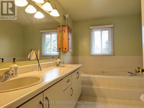 3279 Charlebrook Court, Mississauga, ON - Indoor Photo Showing Bathroom